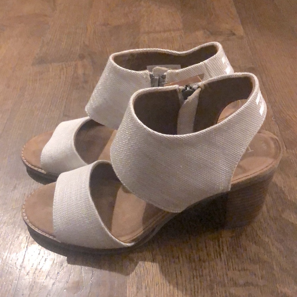 TOMS Women's Majorca Cut-Out Sandal. Color: Natural Yarn-dye.